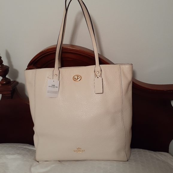 Coach Handbags - COACH pebbled leather Tote shoulder bag